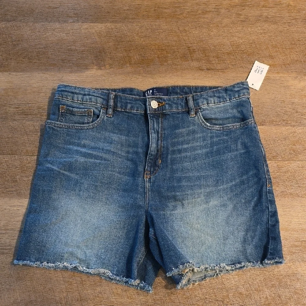 GAP-Shorty Shorts- Girls  Jean Shorts Medium Blue Frayed Hem. Size 18 Plus. NWT!